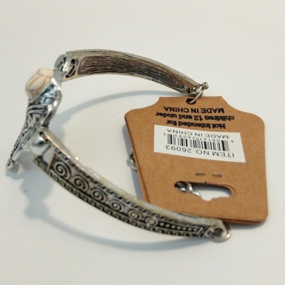 Silver/White Engraved Large Elephant Head Bracelet - Picture 2 of 3